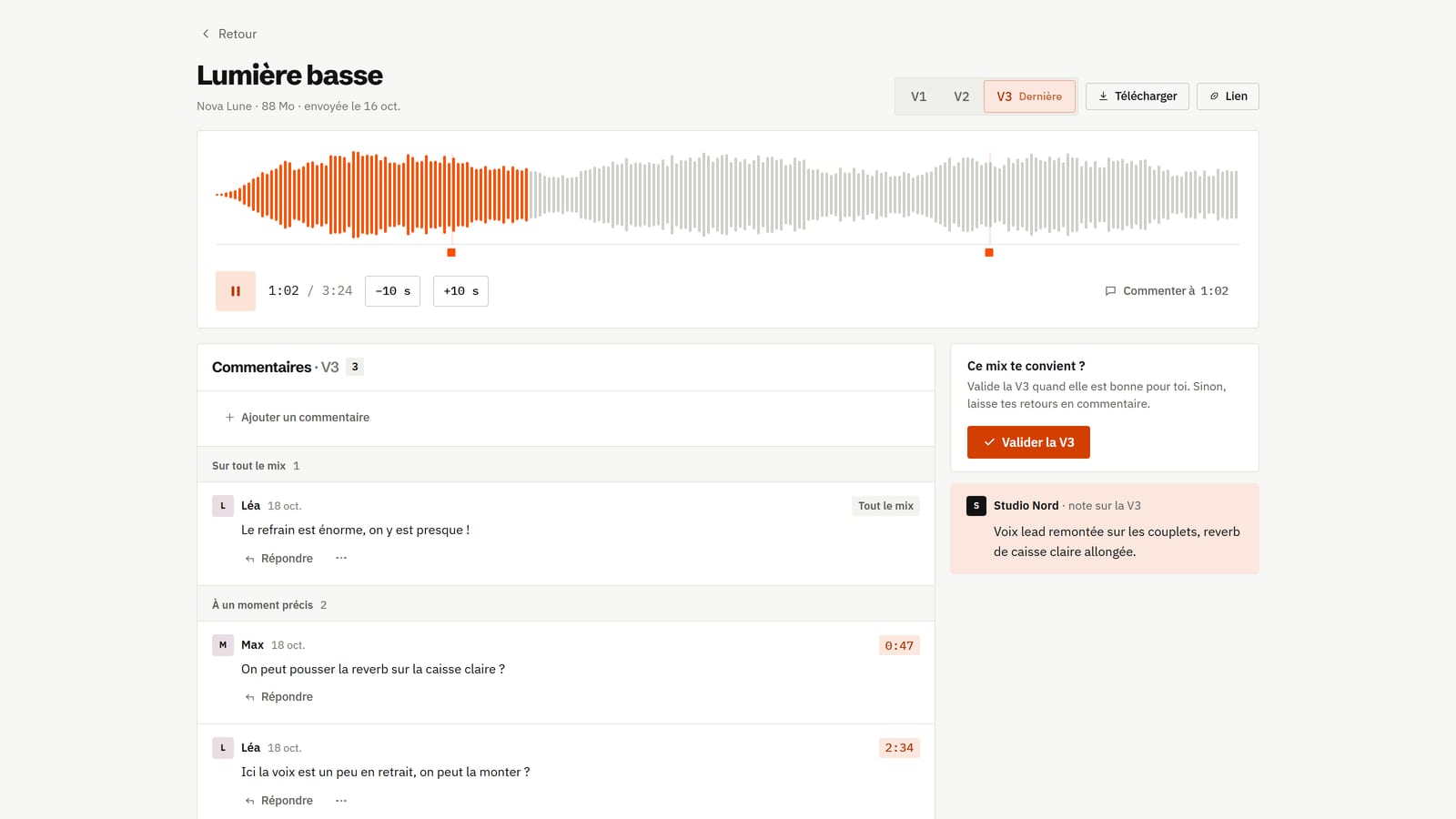 Page du morceau « Lumière basse » dans Mixpass vue par l'artiste, avec la V3 en lecture à 1 min 02, deux repères de commentaires sur la waveform, les retours à 0 min 47 et 2 min 34 et la note de version de l'ingé son